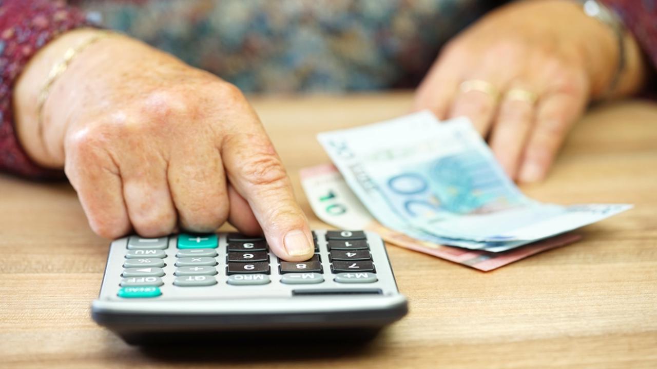 53-letni mężczyzna otrzymuje dożywotnią emeryturę w wysokości 3400 euro, mimo że system zabezpieczenia społecznego dwukrotnie mu jej odmówił.