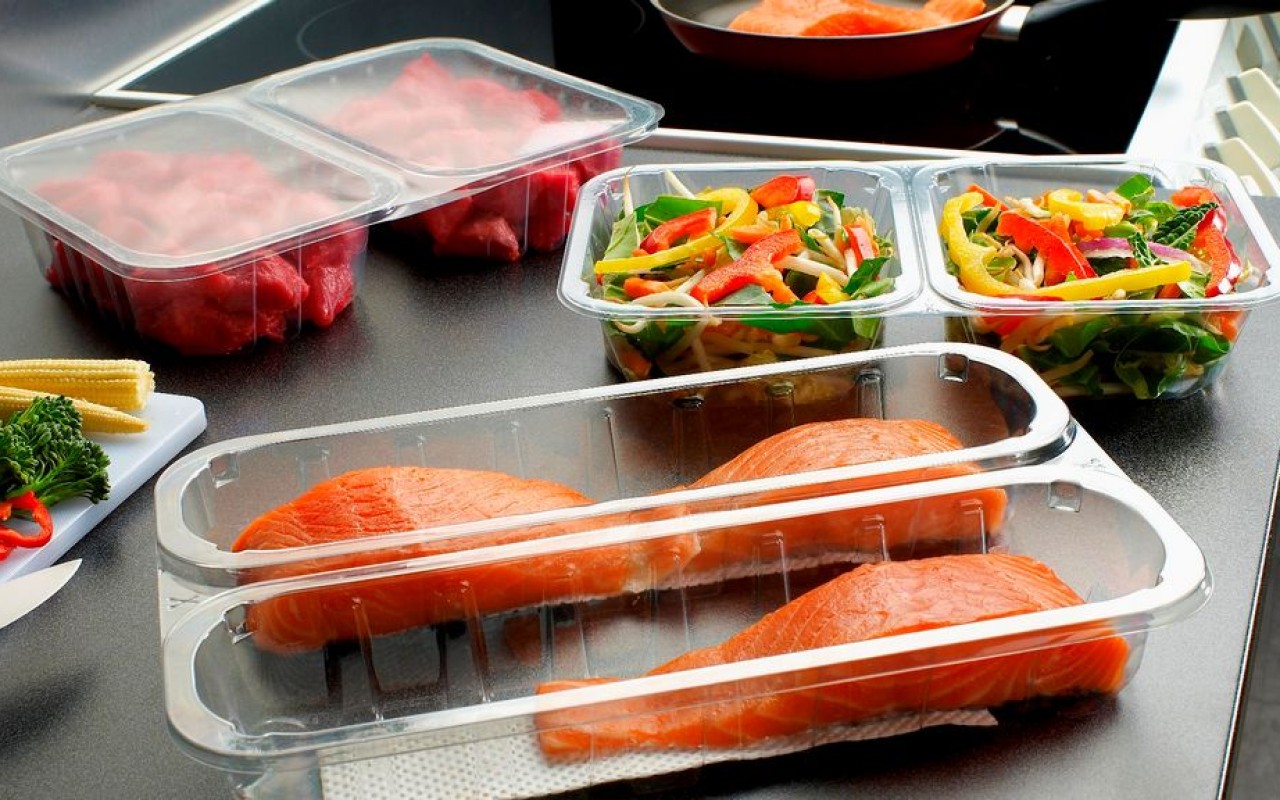 Ekspert ds. żywienia David Rodriguez ostrzega przed używaniem folii aluminiowej do przechowywania produktów spożywczych: „Może ona gromadzić się w kościach, nerkach i mózgu”.