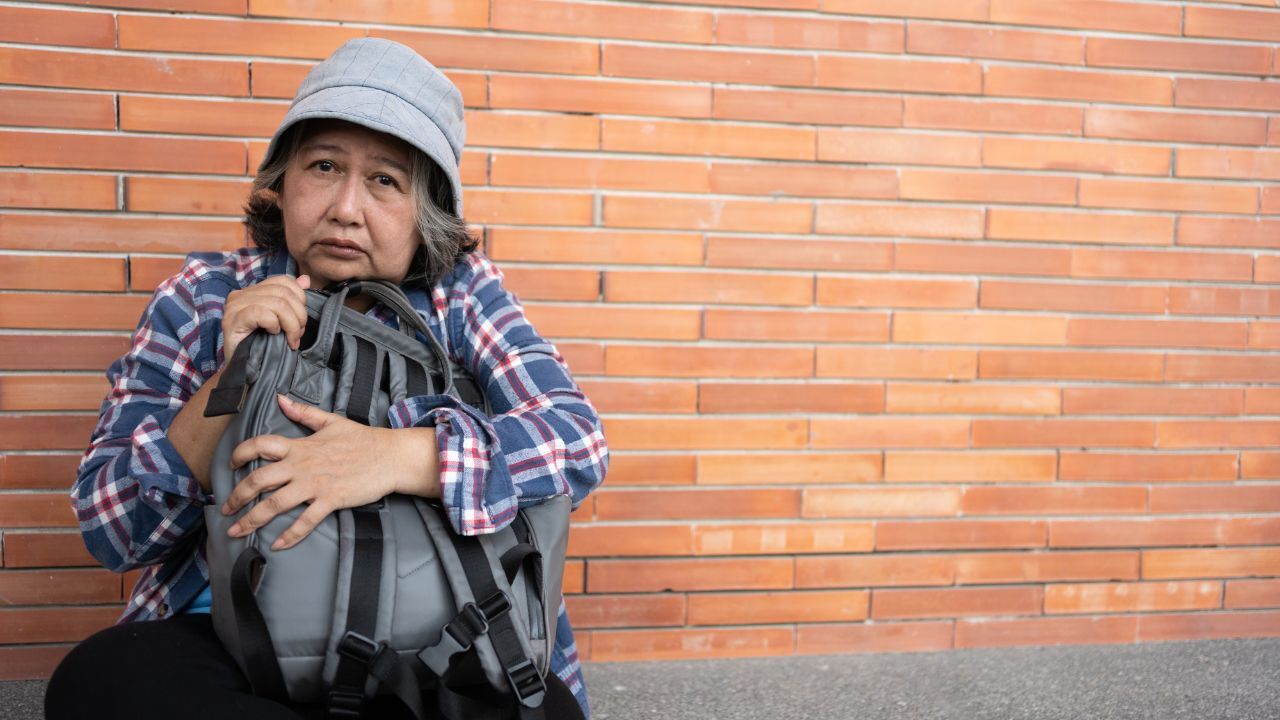 Syn wyrzuca swoją 99-letnią matkę z domu, który sama zbudowała: kupił działkę, na której stał dom, i chciał ją wziąć pod swoją opiekę.