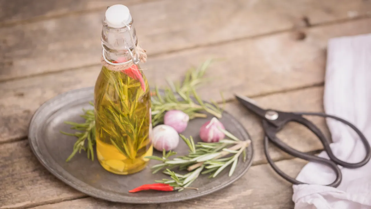 Jakie są zalety mieszania rozmarynu i octu i dlaczego jest to zalecane?