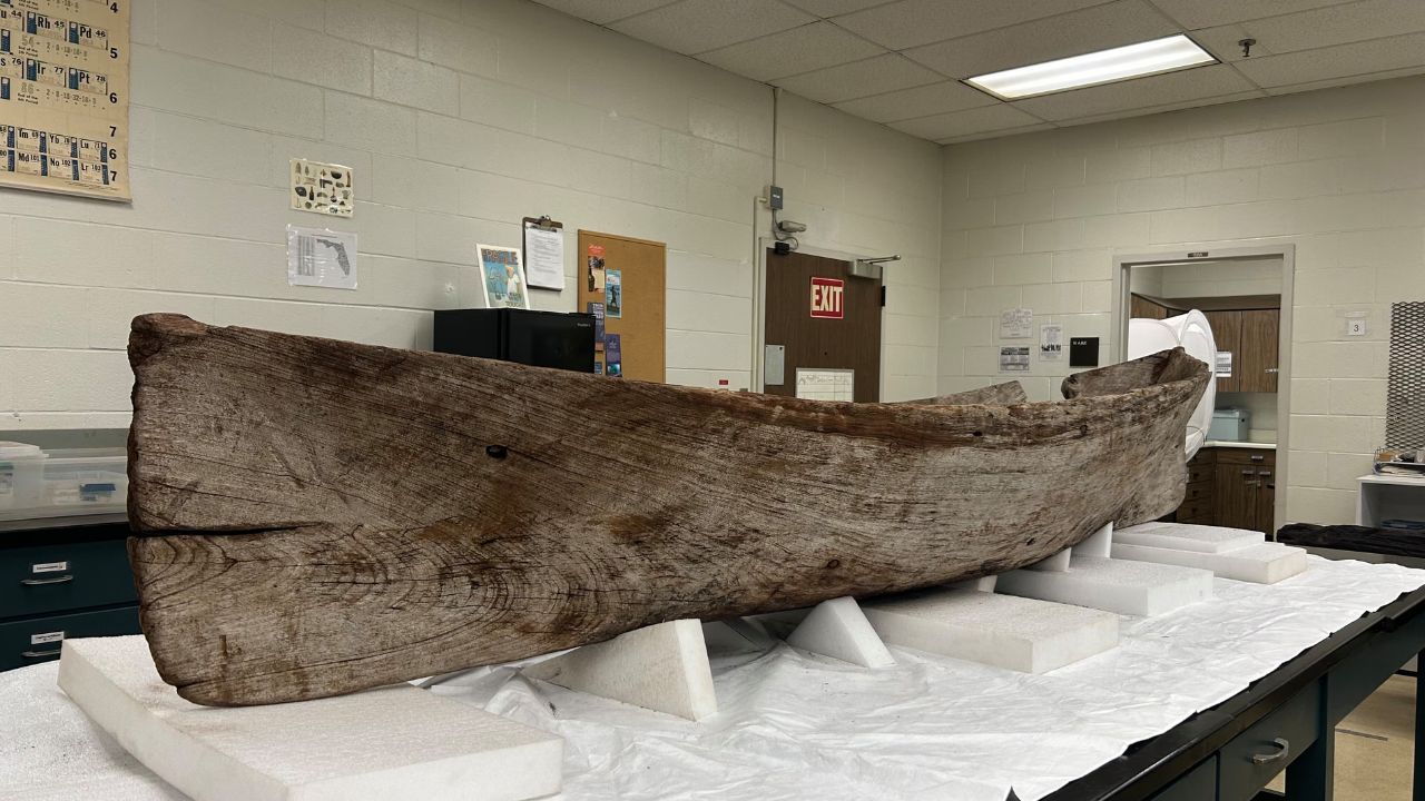 Bezprecedensowe odkrycie w Stanach Zjednoczonych: w jeziorze znaleziono prehistoryczne kajaki, które powstały jeszcze przed piramidami egipskimi.