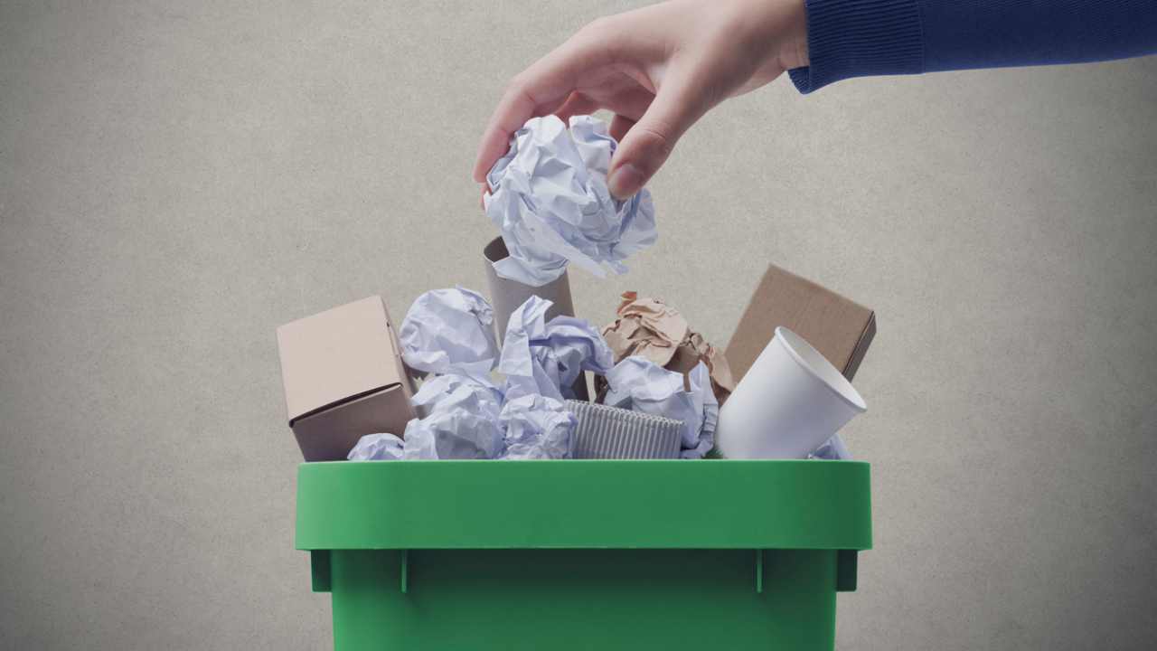 Dlaczego warto położyć gazetę na dnie kosza na śmieci: mało znana sztuczka.