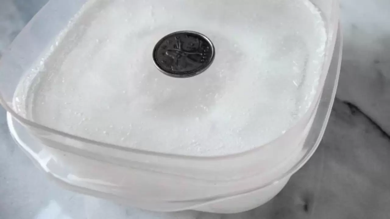 Dlaczego doświadczeni podróżnicy wkładają monetę do szklanki z wodą w zamrażarce: „lifehack na wypadek odcięcia prądu” w 2026 roku