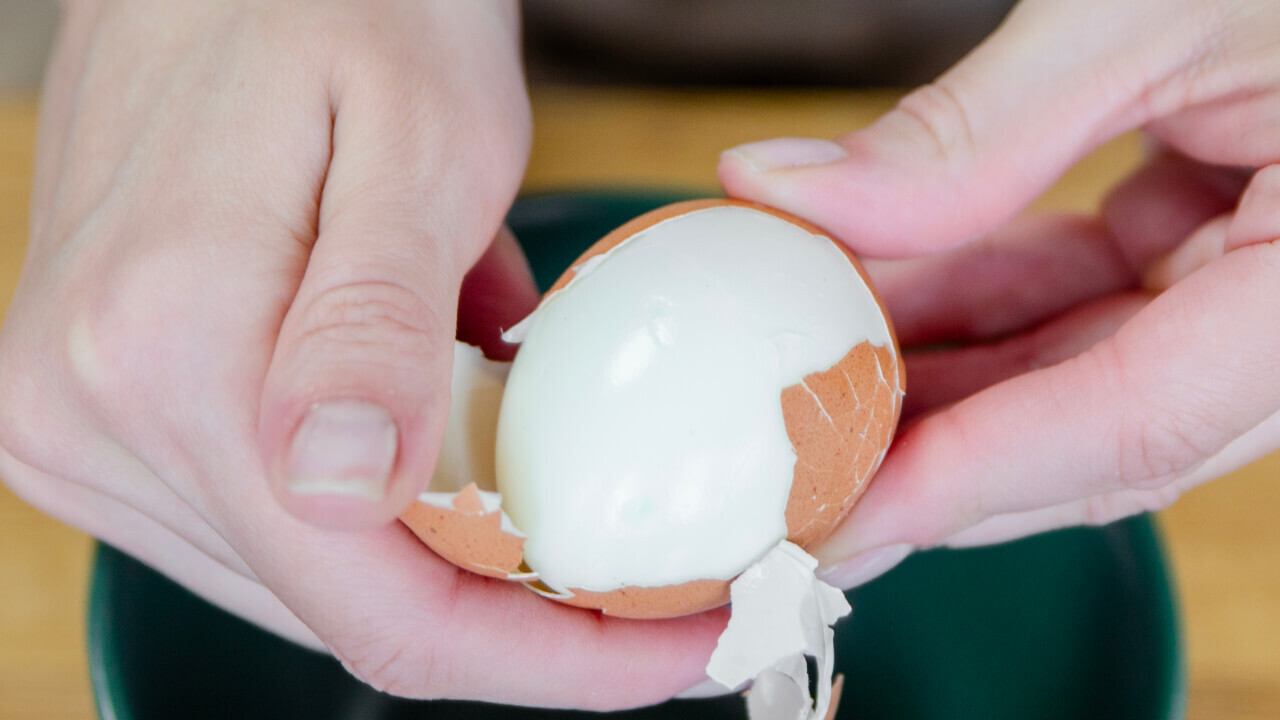Jak ugotować jajka, aby skorupka łatwo się oddzielała: babciny sposób na łatwe obieranie jajek ze skorupki.