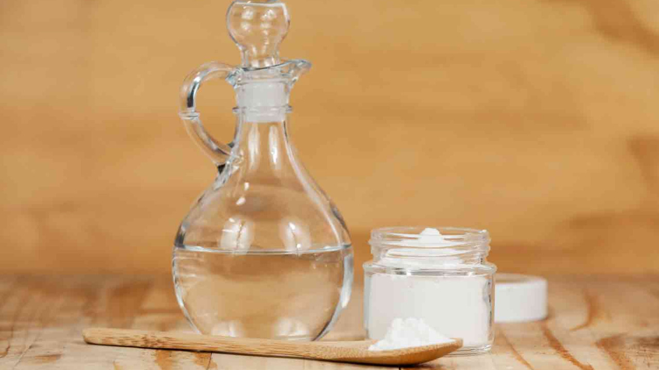 Połączenie jednej części nadtlenku wodoru i trzech części sody oczyszczonej: dlaczego jest to zalecane i dlaczego działa.