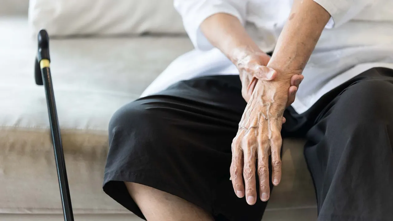 Cztery objawy choroby Parkinsona, które mogą pojawić się na dziesięć lat przed postawieniem diagnozy.