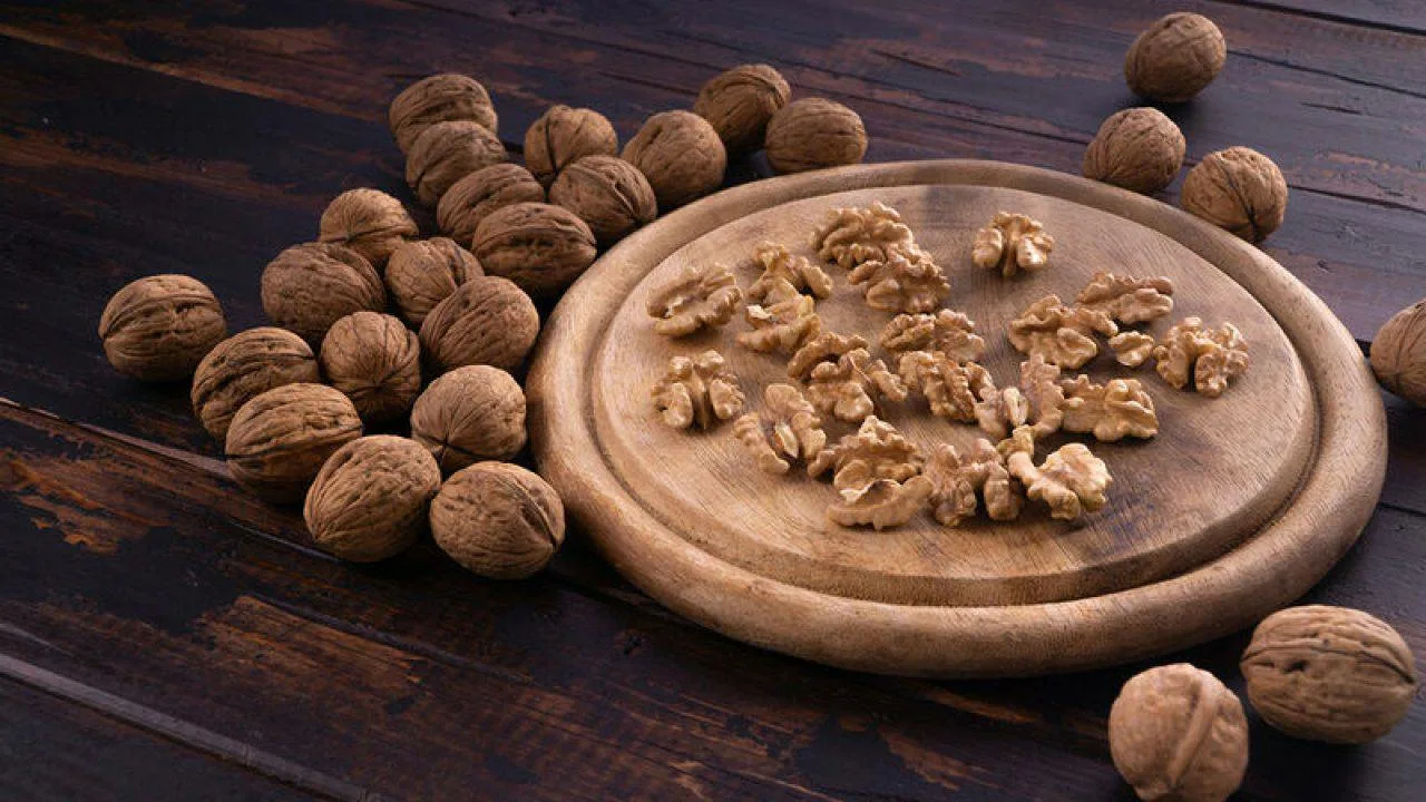 Polerowanie drewnianych mebli orzechami włoskimi: po co to robić i dlaczego jest to zalecane.