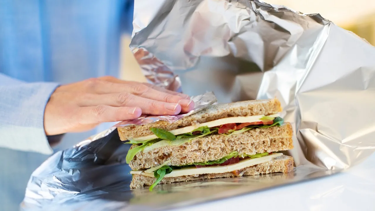 Ekspert ds. żywienia David Rodriguez ostrzega przed używaniem folii aluminiowej do przechowywania produktów spożywczych: „Może ona gromadzić się w kościach, nerkach i mózgu”.