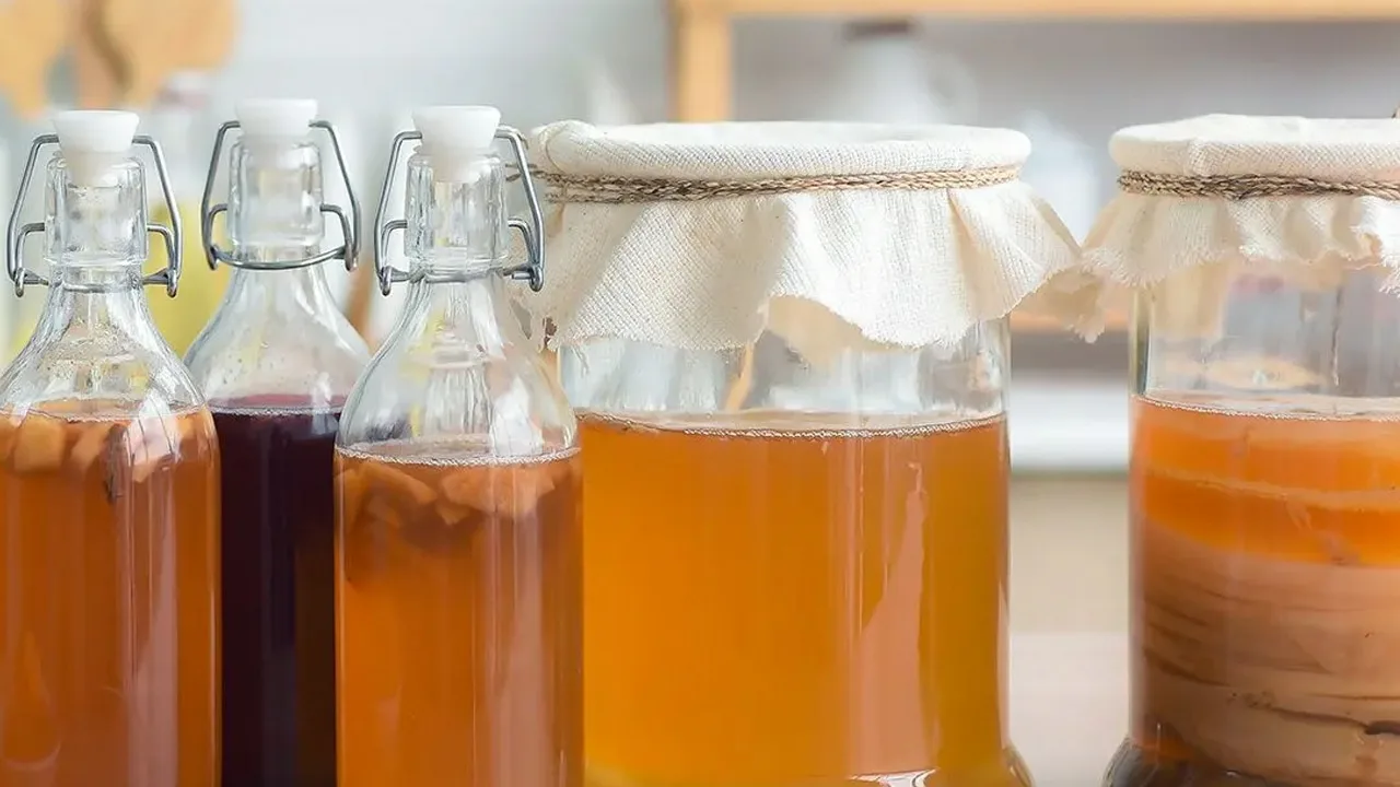 Czym jest kombucha i jak ją przygotować w domu: sfermentowany napój z dodatkiem probiotyków.