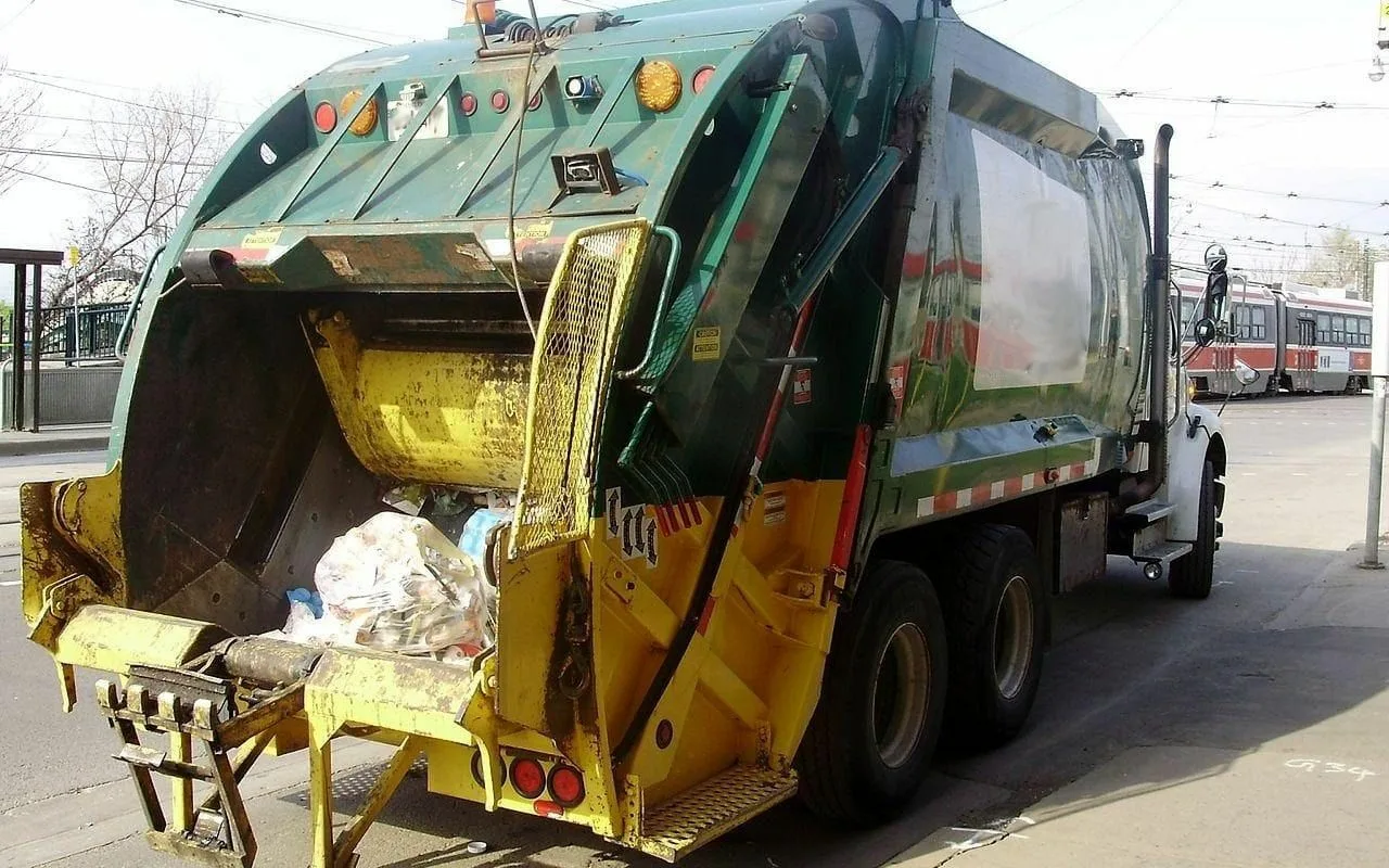 Historia Zulmy i Fabiana: od podróży po mieście wozem konnym do posiadania własnej śmieciarki.