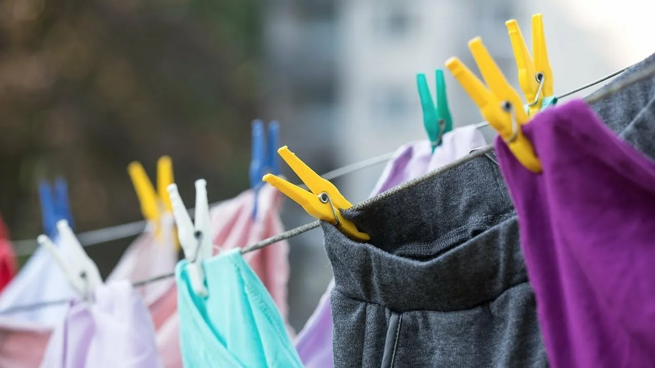 Sekret suszenia ubrań w pomieszczeniu bez balkonu i bez podwyższonej wilgotności.