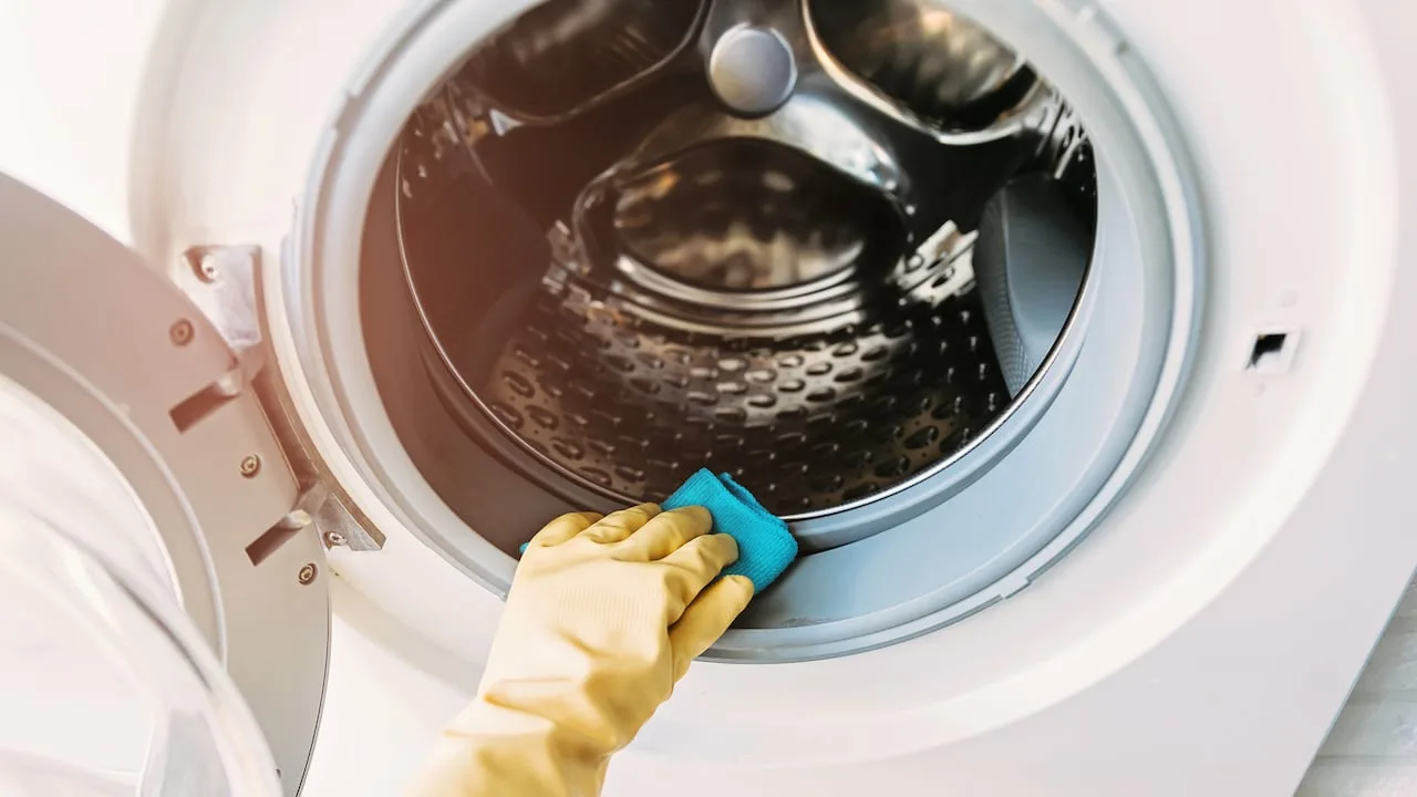 „Soda oczyszczona i ocet nie nadają się do czyszczenia pralek” – mówi Diego Fernandez, inżynier chemik.