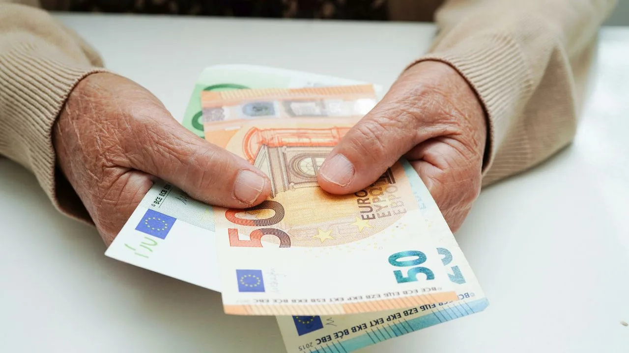 53-letni mężczyzna otrzymuje dożywotnią emeryturę w wysokości 3400 euro, mimo że system zabezpieczenia społecznego dwukrotnie mu jej odmówił.