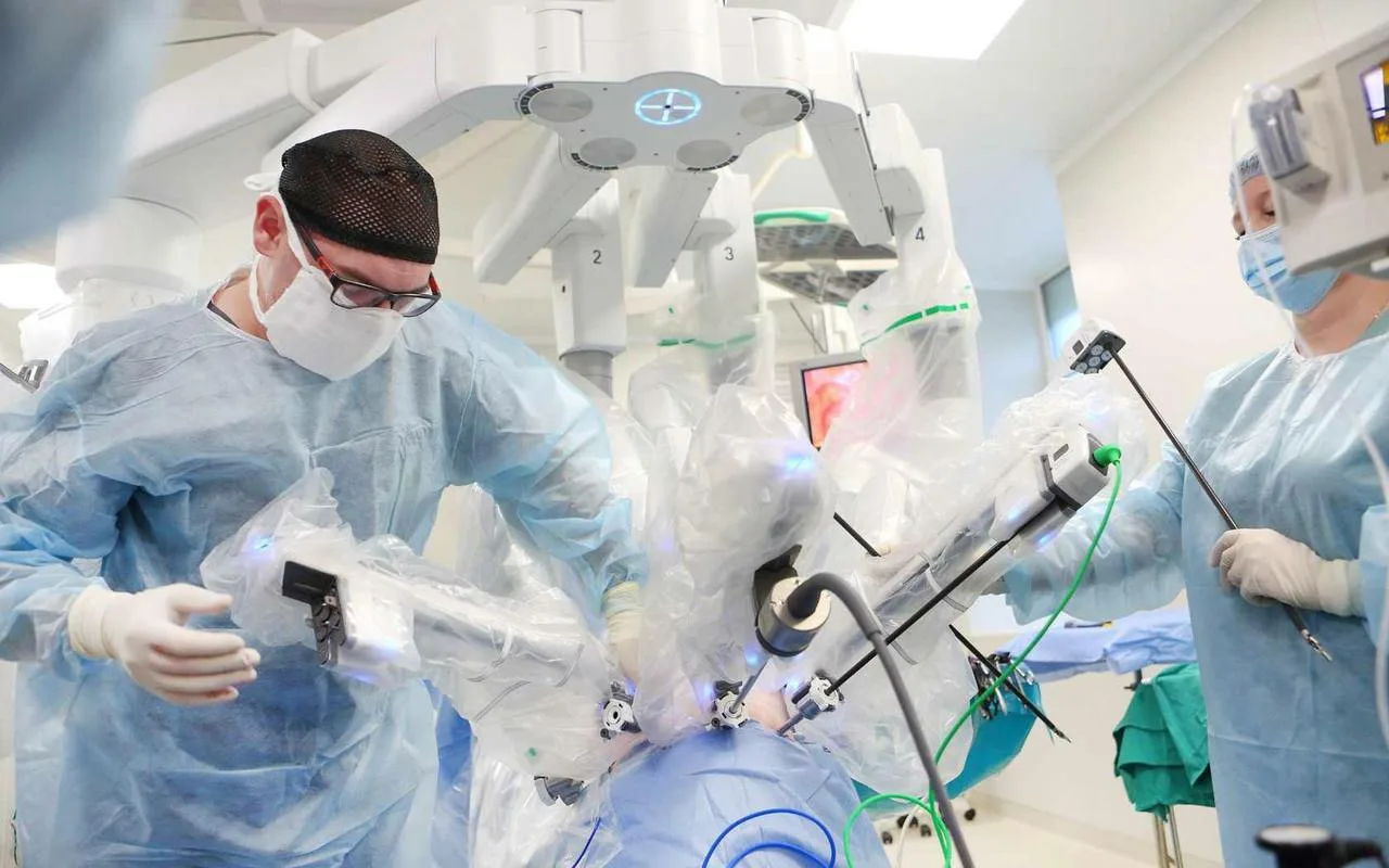 Klinika Uniwersytecka w Nawarrze rozpoczyna wykonywanie bardziej precyzyjnych i mniej inwazyjnych operacji, charakteryzujących się krótszym okresem rekonwalescencji, przy użyciu nowego robota Da Vinci Single Port.