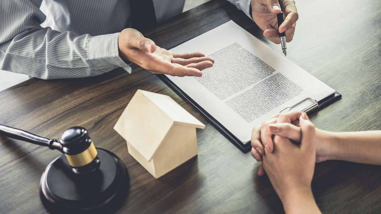 Prawo spadkowe: jak dzieli się spadek w przypadku braku testamentu i kto jest z niego zwolniony.