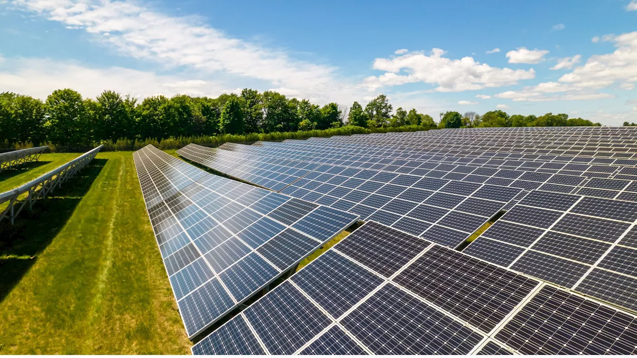 Główny mit dotyczący paneli słonecznych: ich produkcja powoduje emisję do atmosfery setki razy mniej gazów cieplarnianych niż produkcja węgla i gazu.