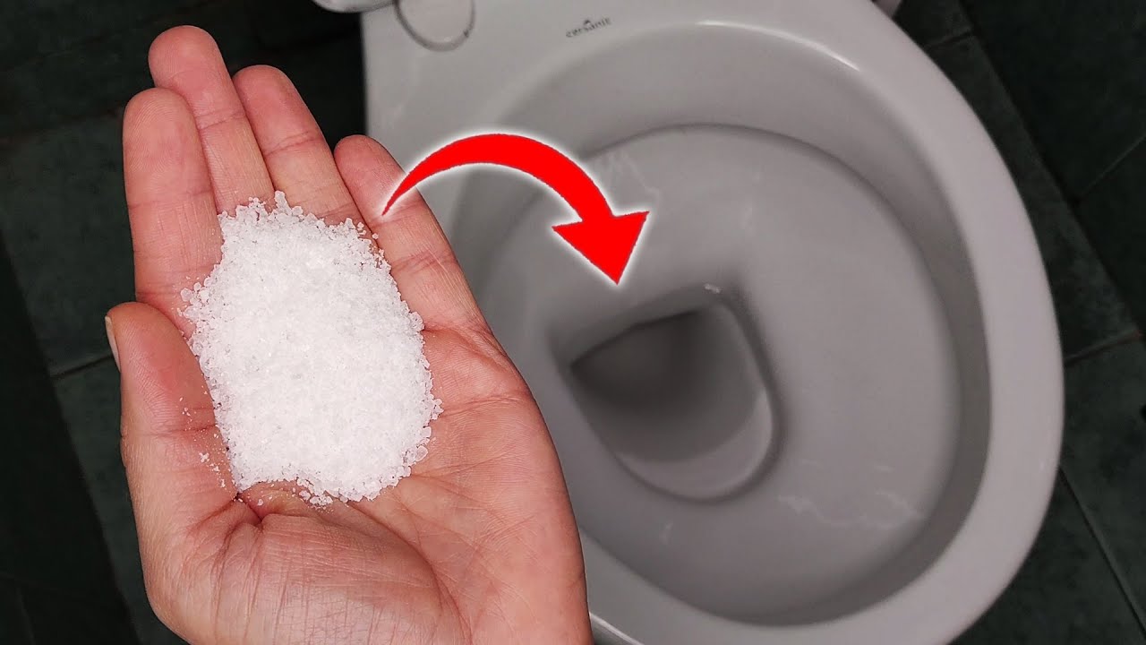 Wsypanie gruboziarnistej soli do muszli klozetowej: dlaczego jest to zalecane i jak często należy to robić.
