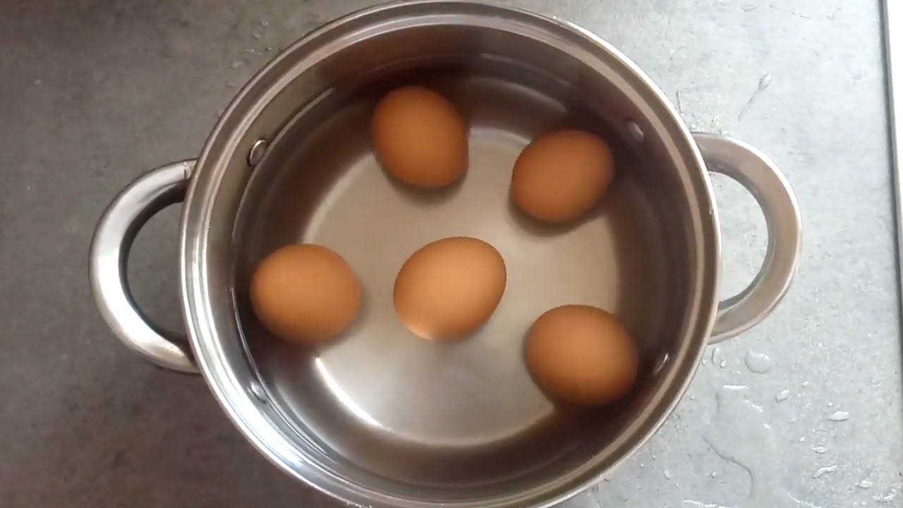 Metalowa łyżka na dnie garnka do gotowania jajek, aby się nie rozbiły: zapobiega pękaniu skorupki i utrzymuje jajka w idealnym stanie.