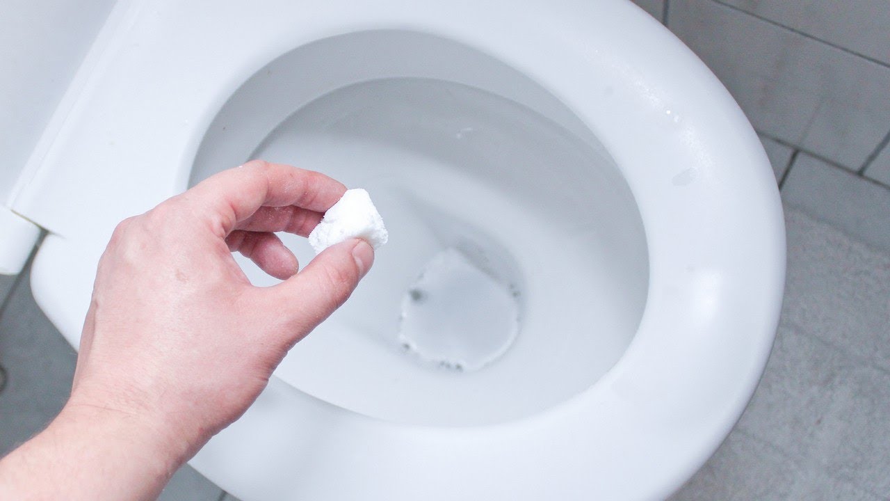 Wsypanie gruboziarnistej soli do muszli klozetowej: dlaczego jest to zalecane i jak często należy to robić.