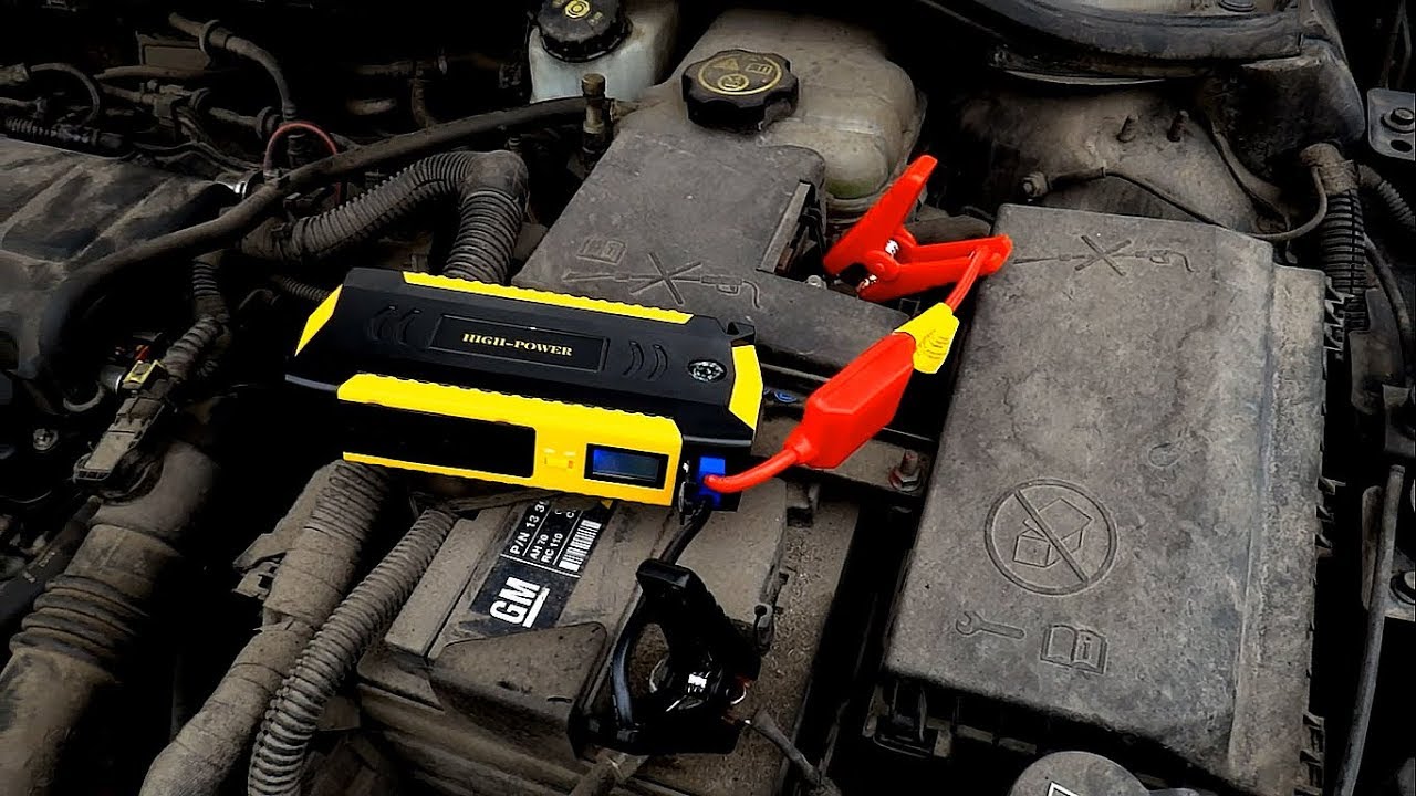 Nie są potrzebne żadne przewody rozruchowe ani ładowarka: sztuczka mechanika, aby uruchomić samochód z rozładowanym akumulatorem.