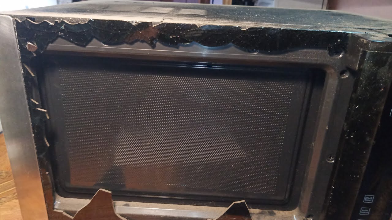 Mało kto wie: do czego służą czarne kropki na drzwiczkach kuchenki mikrofalowej?