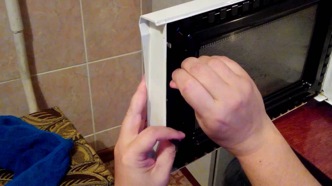 Mało kto wie: do czego służą czarne kropki na drzwiczkach kuchenki mikrofalowej?