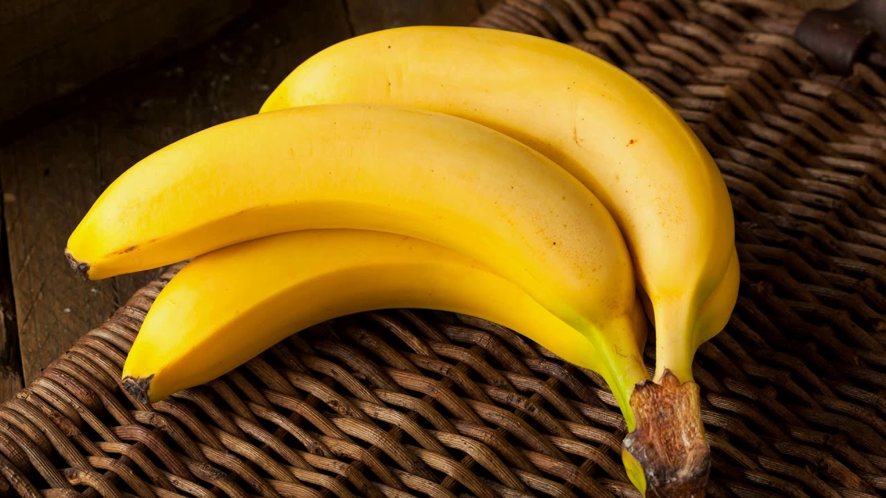 W jaki sposób spożywanie słodkich owoców, takich jak banany, rano wpływa na poziom glukozy i energii?