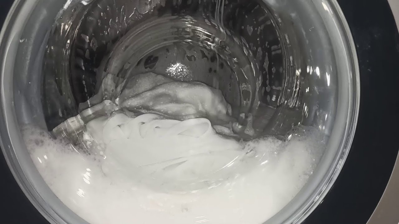 Dodawanie gruboziarnistej soli do pralki: do czego służy i do jakiego rodzaju ubrań najlepiej się nadaje.