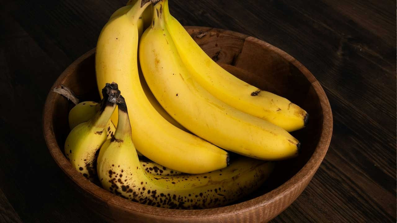 W jaki sposób spożywanie słodkich owoców, takich jak banany, rano wpływa na poziom glukozy i energii?