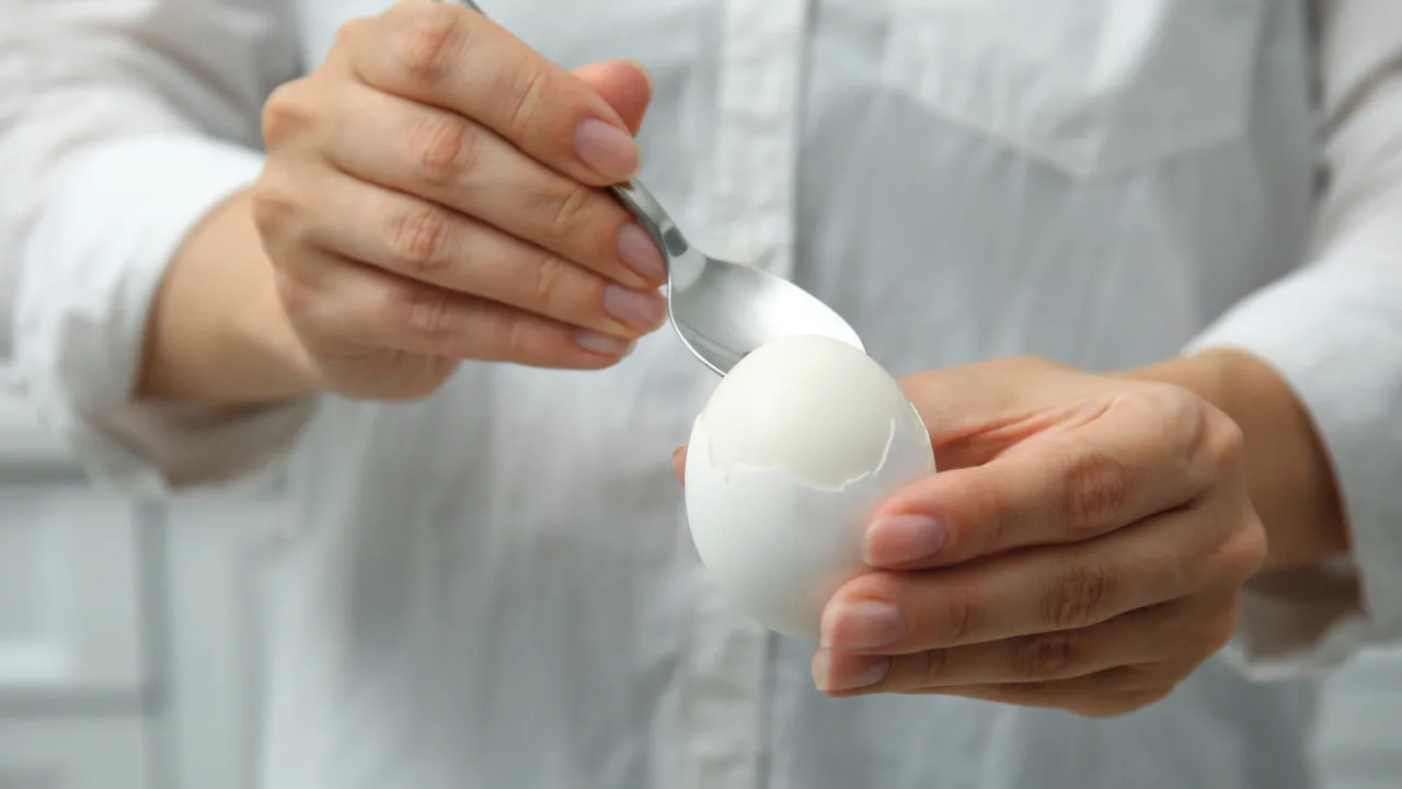 Jak ugotować jajka, aby skorupka łatwo się oddzielała: babciny sposób na łatwe obieranie jajek ze skorupki.