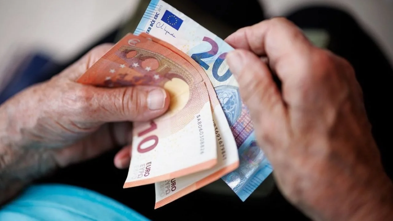 53-letni mężczyzna otrzymuje dożywotnią emeryturę w wysokości 3400 euro, mimo że system zabezpieczenia społecznego dwukrotnie mu jej odmówił.