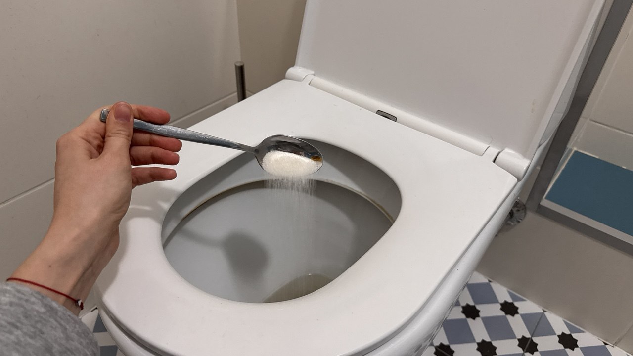 Wsypanie gruboziarnistej soli do muszli klozetowej: dlaczego jest to zalecane i jak często należy to robić.