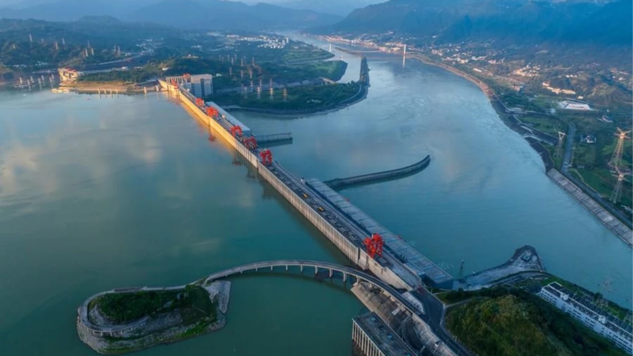 Nikt nie spodziewał się takiego wyczynu inżynieryjnego: Chiny zbudowały sztucznie stworzoną rzekę, aby zaopatrzyć swoją stolicę w wodę.