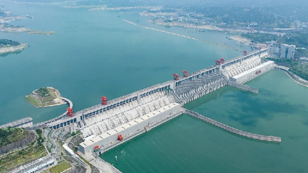 Nikt nie spodziewał się takiego wyczynu inżynieryjnego: Chiny zbudowały sztucznie stworzoną rzekę, aby zaopatrzyć swoją stolicę w wodę.