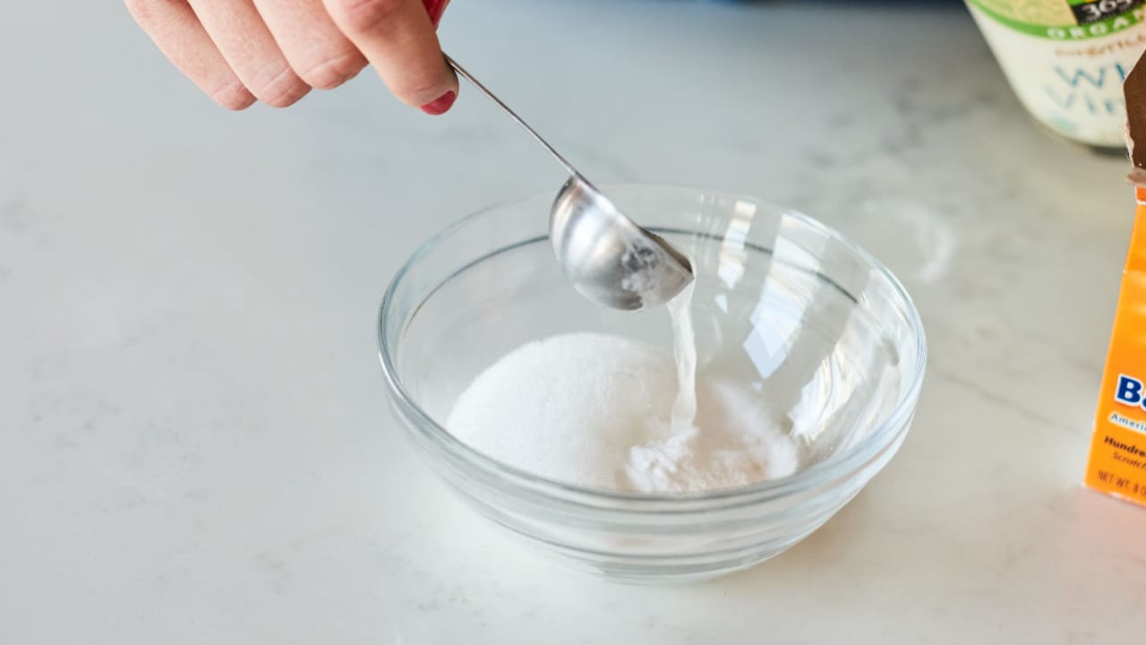 Mieszanka sody oczyszczonej, nadtlenku wodoru i białego mydła: do czego służy i jak ją stosować.