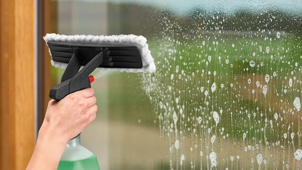 Rozpylanie rozcieńczonej sody oczyszczonej na okna: po co to robić i jak to robić.