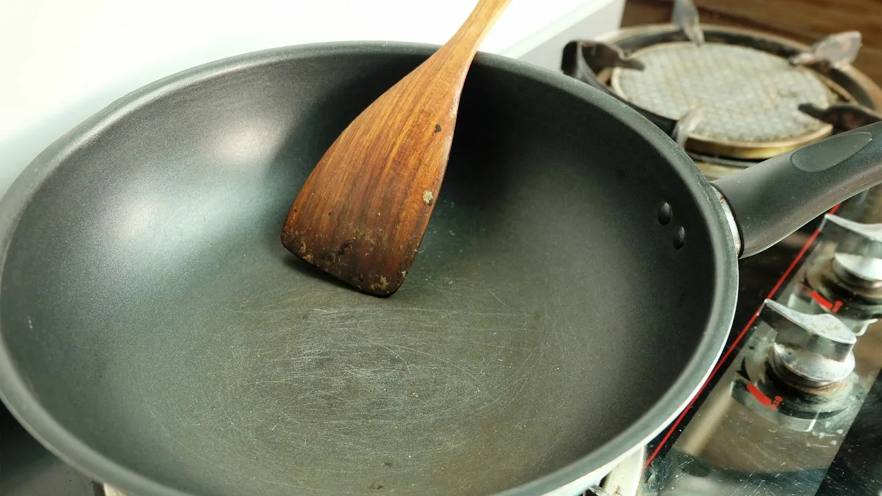 Niezawodny sposób na przywrócenie powłoki nieprzywierającej patelni.