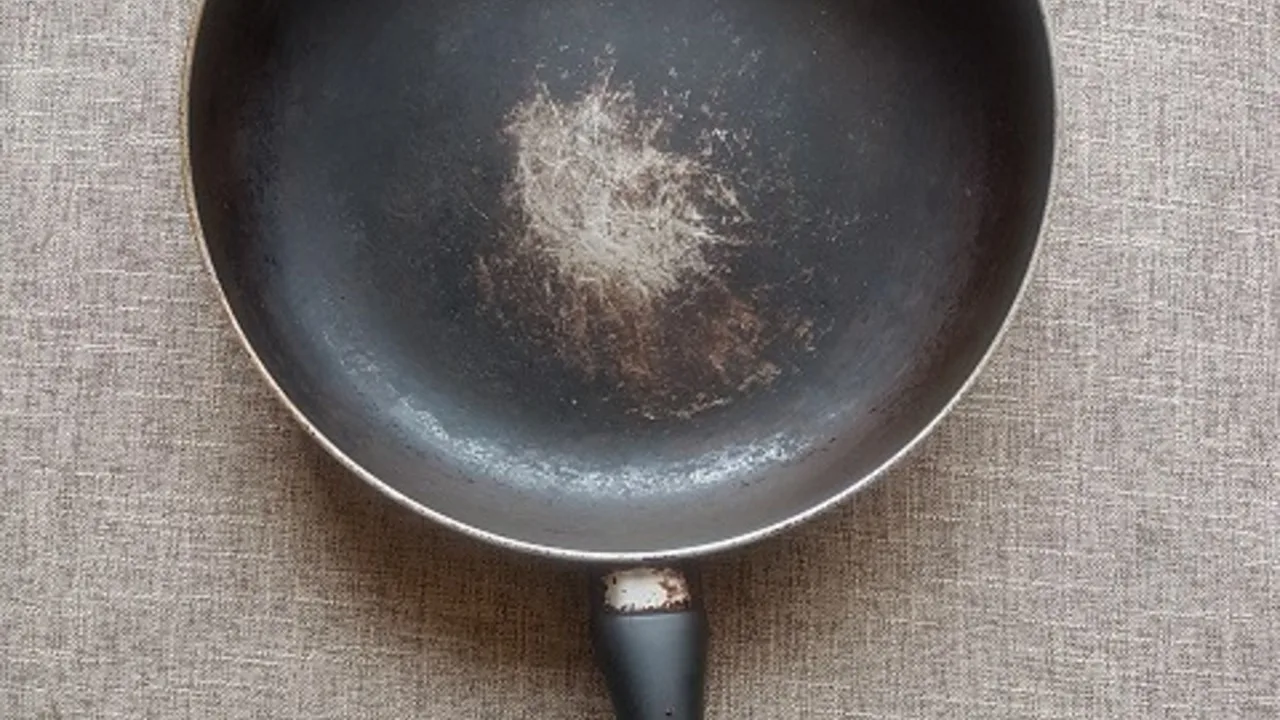 Niezawodny sposób na przywrócenie powłoki nieprzywierającej patelni.