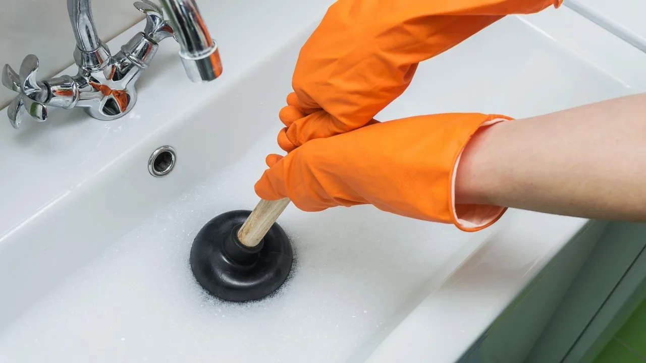 Ani soda oczyszczona, ani ocet: prosty sposób na wyczyszczenie zlewu w mniej niż minutę.