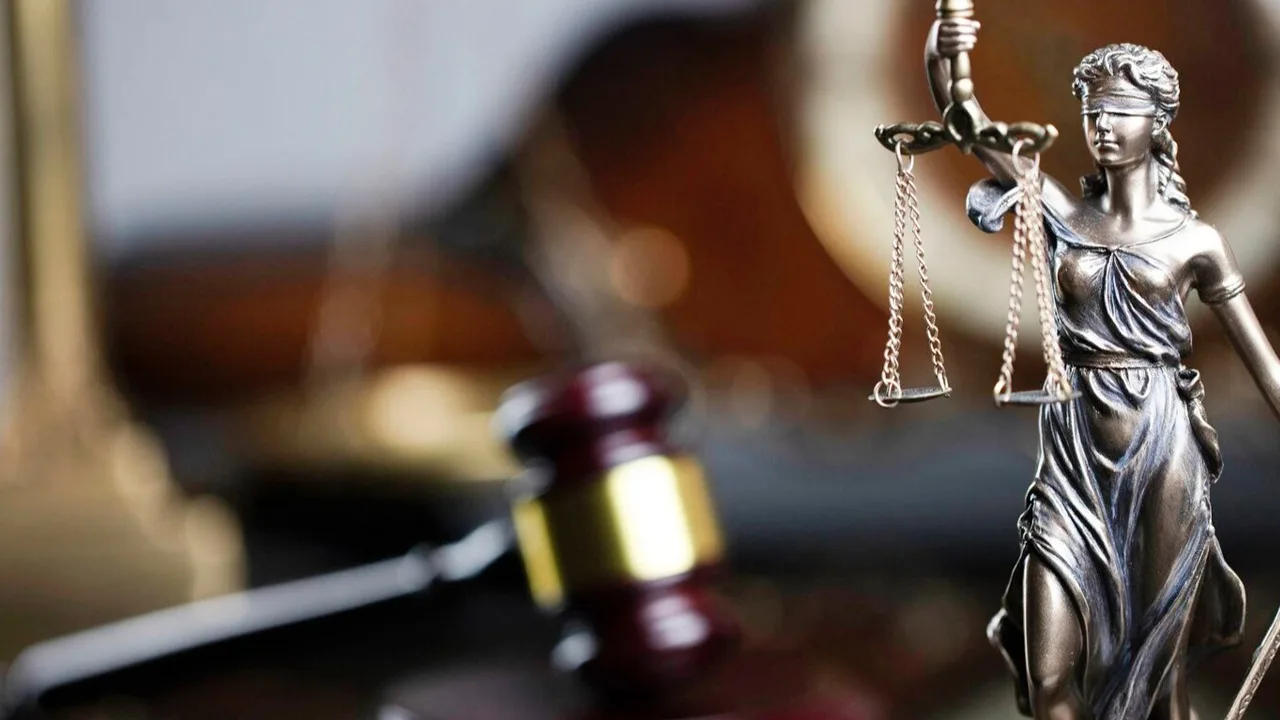 Emeryt stracił 47 813,82 euro w postaci świadczeń socjalnych za to, że nie wyrejestrował się jako osoba samozatrudniona, mimo że zakończył swoją działalność: sąd podtrzymał jego decyzję.