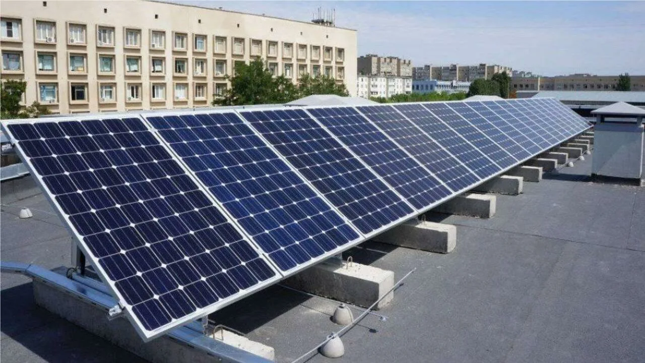 Główny mit dotyczący baterii słonecznych: ich produkcja powoduje emisję do atmosfery setki razy mniej gazów cieplarnianych niż produkcja węgla i gazu.