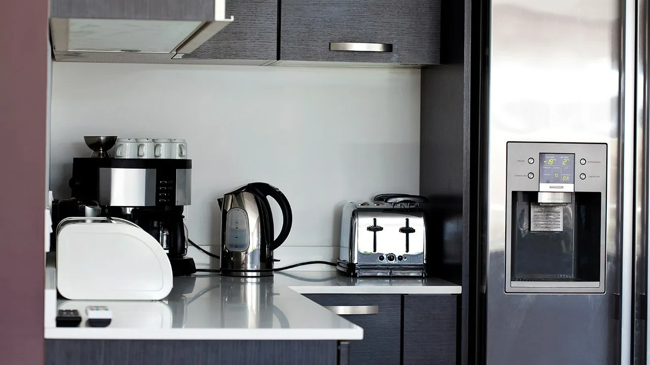 Pożegnaj się z urządzeniami AGD na blacie: 3 najmodniejsze meble do optymalizacji przestrzeni kuchennej.