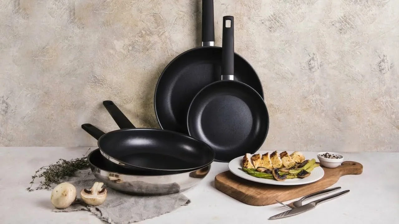 Patelnie ze stali nierdzewnej czy z powłoką nieprzywierającą: co jest lepsze?