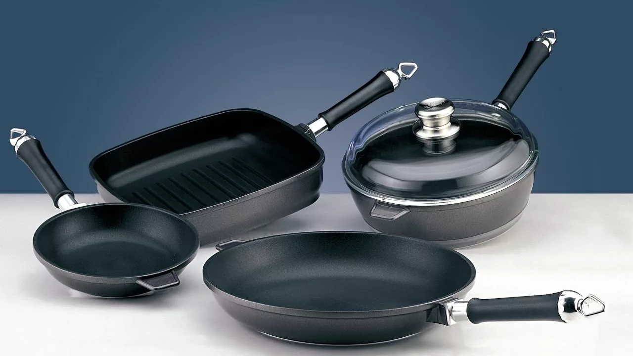 Patelnie ze stali nierdzewnej czy z powłoką nieprzywierającą: co jest lepsze?