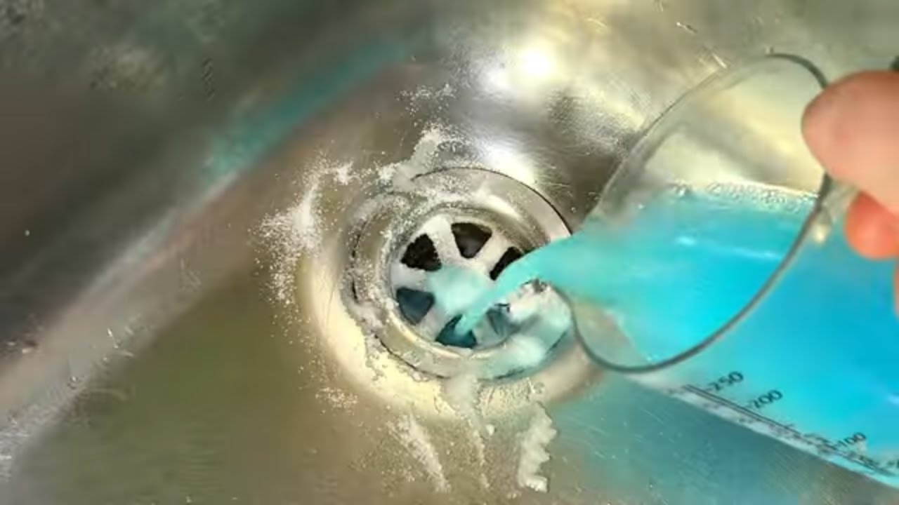 Wlewanie nadtlenku wodoru do odpływu w łazience: dlaczego jest to konieczne i kiedy jest to właściwe.