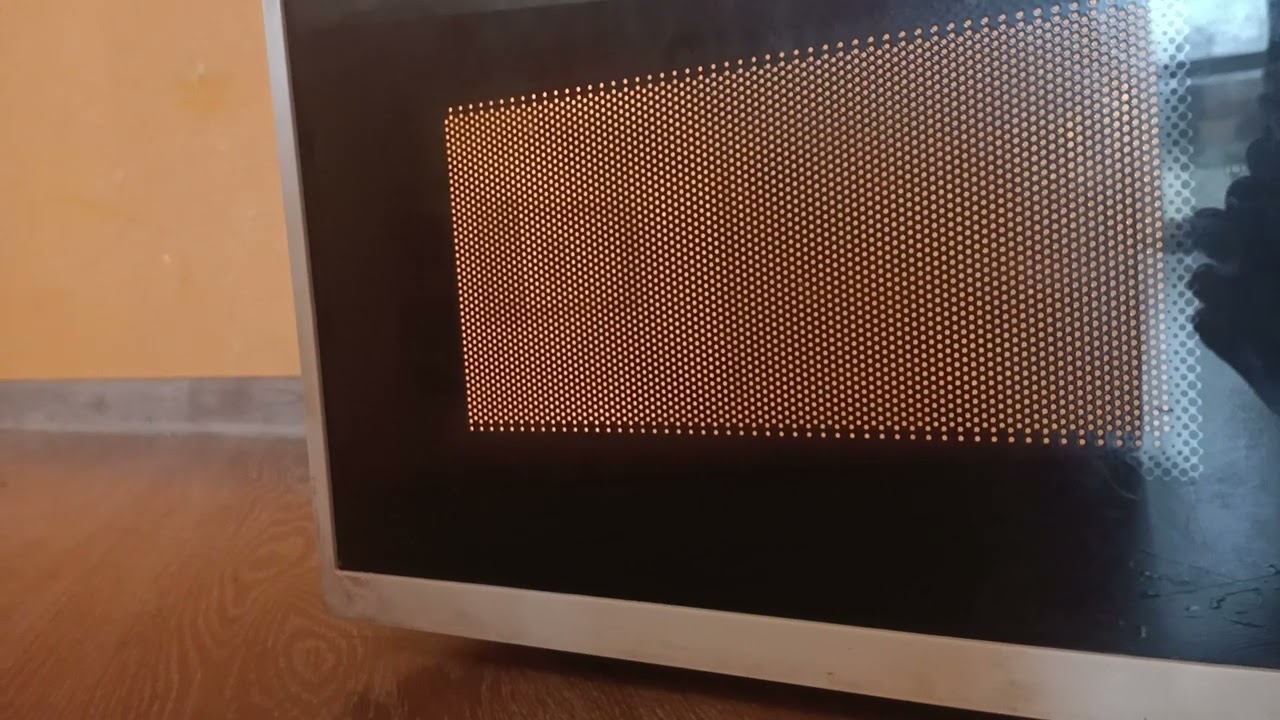 Mało kto wie: do czego służą małe czarne kropki na drzwiczkach kuchenki mikrofalowej?