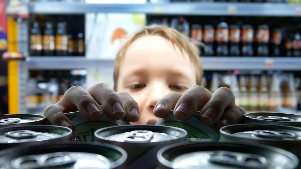 Niezwykła zasada: ojciec może kupować alkohol razem z synem, ale nie napoje energetyczne.